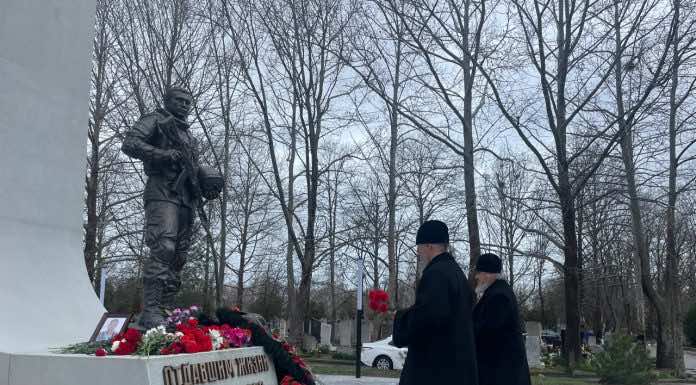 Митрополит Василий возложил цветы к мемориалу в честь героев СВО Анапы