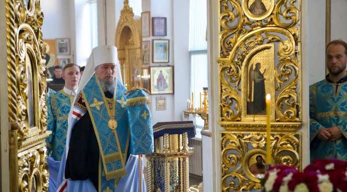 Митрополит Василий совершил Всенощное бдение в Благовещенском храме Краснодара