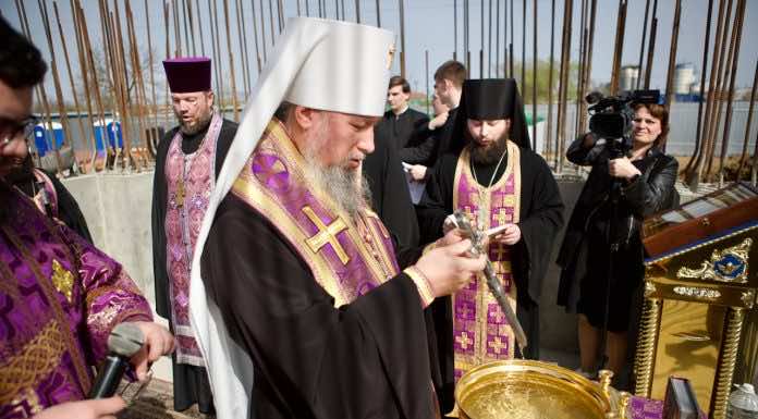 Митрополит Василий совершил чин закладки камня нового храма в поселке Афипском