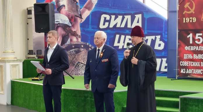 Иерей Александр Коваленко приветствовал участников турнира по самбо