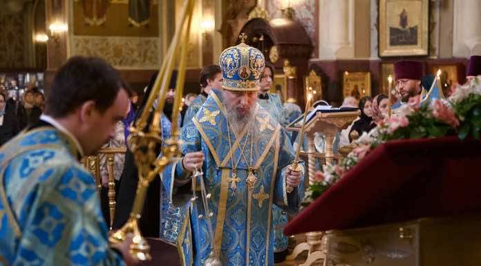 Митрополит Василий совершил утреню с чтением Акафиста Пресвятой Богородице