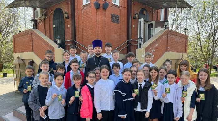 Краснодарские школьники побывали с экскурсией в храме святого Димитрия Солунского