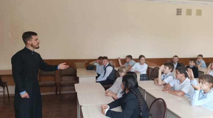 В канун праздника Пасхи священники провели просветительские занятия для школьников