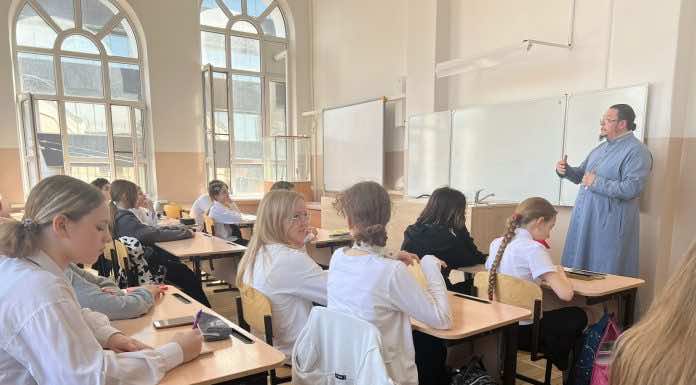 Священники епархии продолжают проводить просветительские уроки для школьников