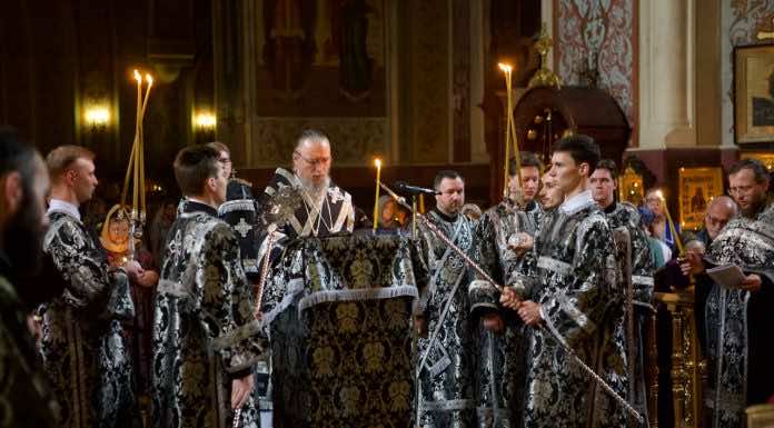 Митрополит Василий совершил утреню с чтением 12-ти Евангелий Святых Страстей Господа нашего Иисуса Христа