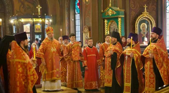 Всенощное бдение накануне дня памяти Жен-мироносиц правящий архиерей совершил в Свято-Троицком соборе