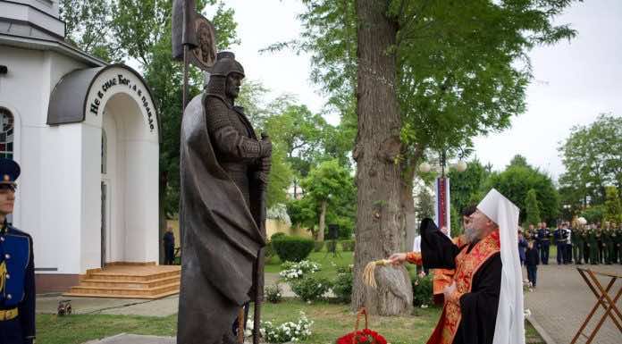 Митрополит Василий освятил памятник святому Александру Невскому в Краснодарском кадетском училище