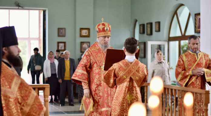 На Радоницу митрополит Василий совершил Литургию и заупокойную литию в Свято-Троицком храме города Гулькевичи