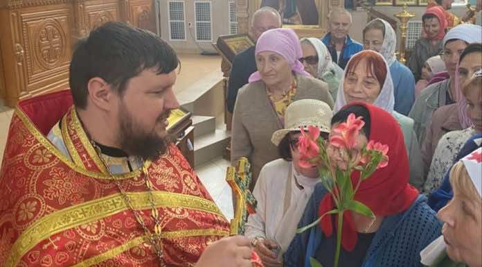 В храмах епархии прихожанок поздравили с Днём святых жен-мироносиц