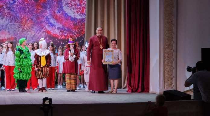 Протоиерей Иоанн Лапко поздравил Динской центр творчества с 70-летием