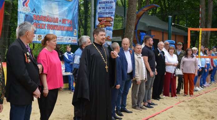 Иерей Николай Симора благословил юных участников чемпионата по пляжному волейболу