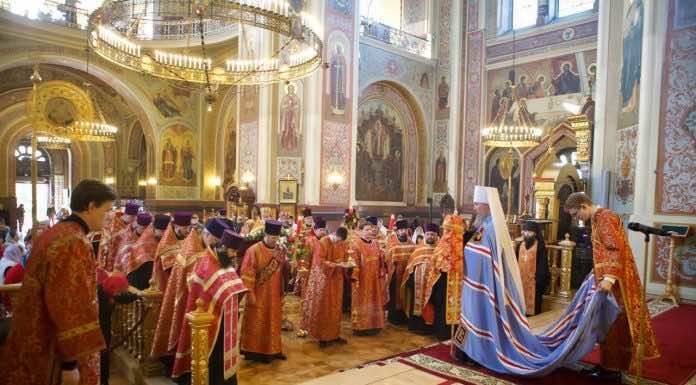 Митрополит Василий совершил Великую Пасхальную вечерню в Свято-Екатерининском соборе