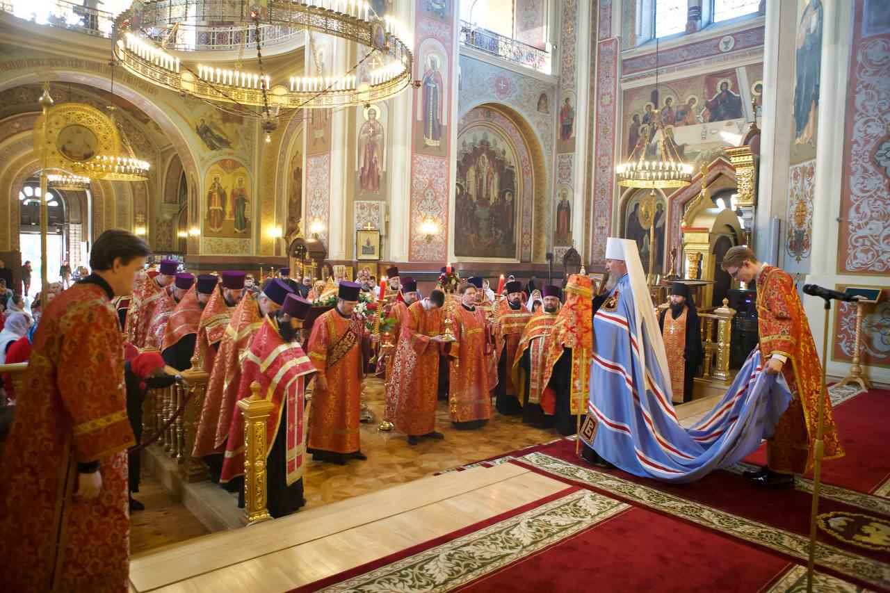 Митрополит Василий совершил Великую Пасхальную вечерню в Свято- Екатерининском соборе - Сайт Екатеринодарской и Кубанской епархии