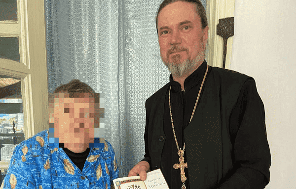 Клирик Вознесенского храма поздравил на дому пожилых подопечных