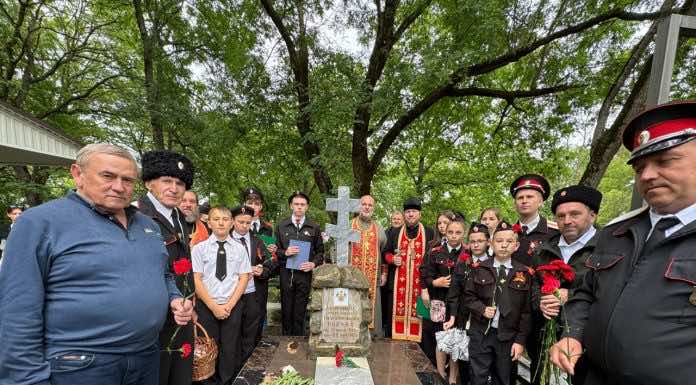 Иерей Максим Белов совершил панихиду у могилы атамана Григория Волика