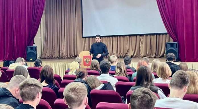 Диакон Родион Максимец поговорил о семейных ценностях со студентами и школьниками