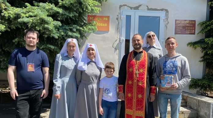 Краснодарские сестры милосердия посетили военный госпиталь с пасхальными подарками