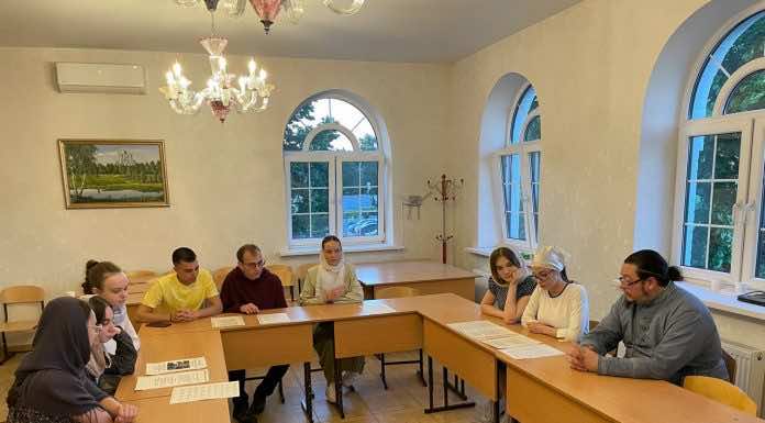 Священники Свято-Сергиевского храма рассказали краснодарской молодежи о наследии свв. Кирилла и Мефодия