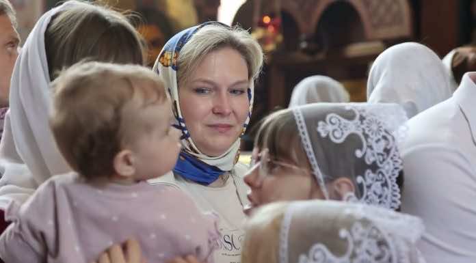 Видеосюжет. Престольный праздник Жен-Мироносиц в храме Рождества Христова