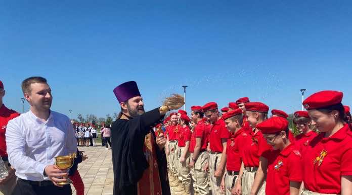 Протоиерей Сергий Лопасов благословил новобранцев, вступивших в ряды ЮНАРМИИ