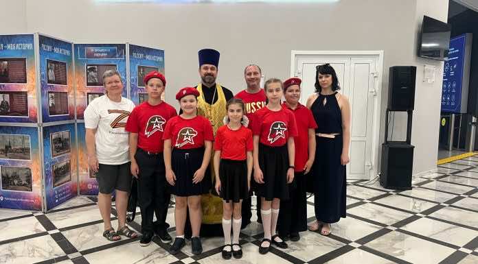 Протоиерей Сергий Лопасов принял участие в церемонии вступления школьников в ряды Юнармии