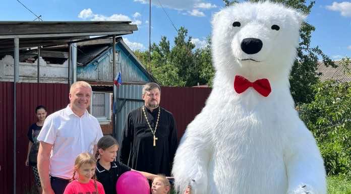 Священник поздравил с Днём защиты детей девочек с ограниченными возможностями здоровья