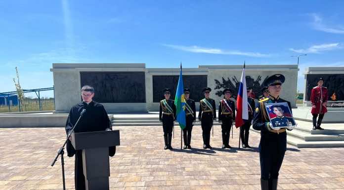 Священнослужитель принял участие в церемонии передачи государственной награды семье участника СВО