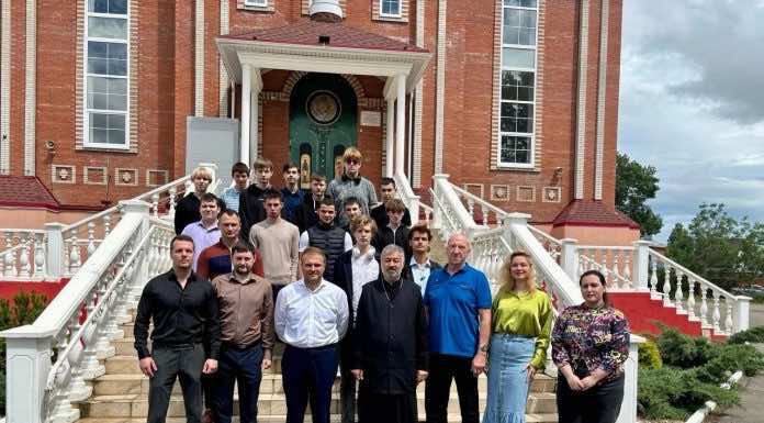 В храме Вознесения Господня пос. Пашковского прошла встреча молодежи и депутата ЗСК со священником