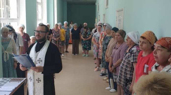 Священник поздравил пациентов онкодиспансера с Вознесением Господним