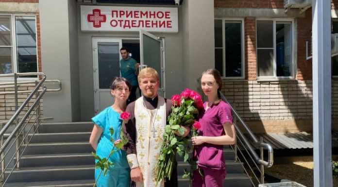Священник поздравил сотрудников больницы скорой помощи с профессиональным праздником