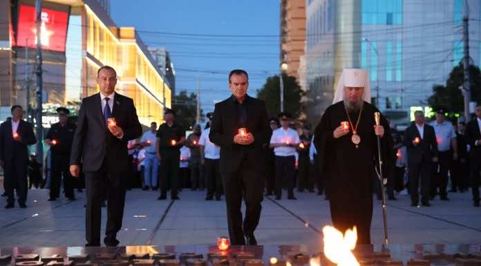 Митрополит Василий и губернатор Вениамин Кондратьев возложили свечу памяти к Вечному огню