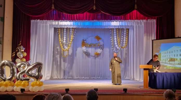 В Горячем Ключе священники посетили выпускные вечера