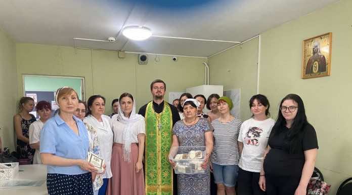 Клирик храма Святого Духа посетил городскую женскую консультацию № 6