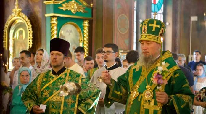 В канун Дня Святой Троицы митрополит Василий совершил Всенощное бдение в Свято-Троицком соборе города Краснодара