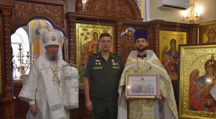 Митрополит Василий вручил Патриаршие награды за Литургией в храме Архистратига Гавриила