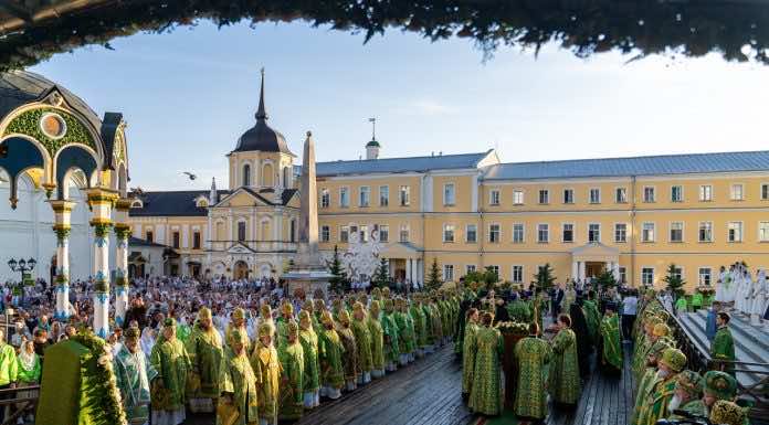 Митрополит Василий принимает участие в Патриарших богослужениях в Свято-Троицкой Сергиевой лавре