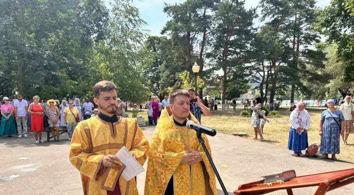 В Горячем Ключе в городском парке состоялся молебен святым благоверным Петру и Февронии
