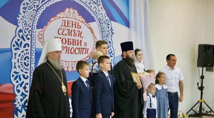 Митрополит Екатеринодарский и Кубанский Василий принял участие в награждении многодетных семей