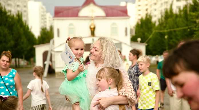 Храм святителя Спиридона поздравил жителей микрорайона «Московский» с Днем семьи, любви и верности