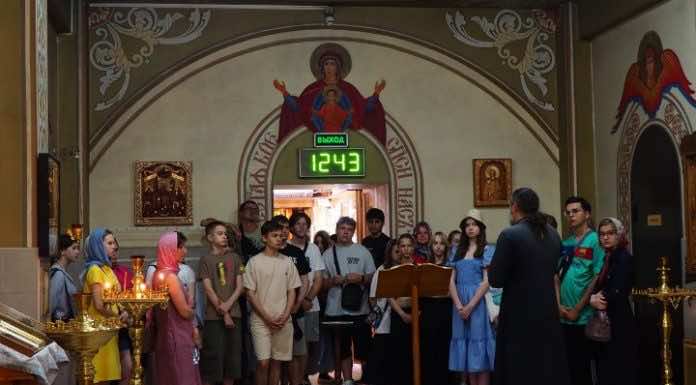 Воспитанники летнего школьного лагеря посетили храм Святого Духа с экскурсией