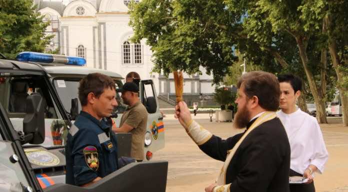 Протоиерей Георгий Лабецкий принял участие в торжественном вручении специализированной техники для спасателей