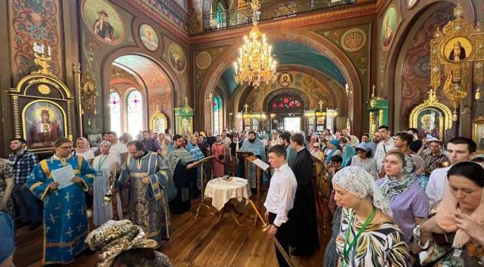 В Свято-Троицком соборе состоялся молодежный молебен у ковчега с частицей пояса Пресвятой Богородицы