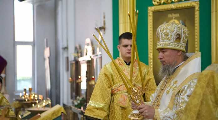 Митрополит Василий совершил воскресную Литургию в храме святой Матроны Московской Краснодара