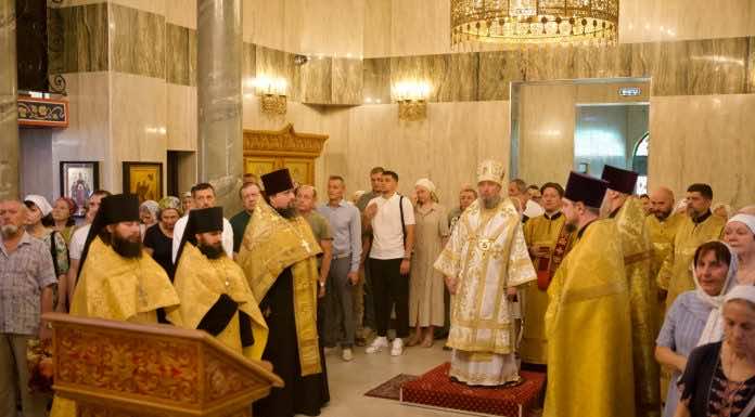 Митрополит Василий совершил Всенощное бдение в Свято-Пантелеимоновском храме Краснодара