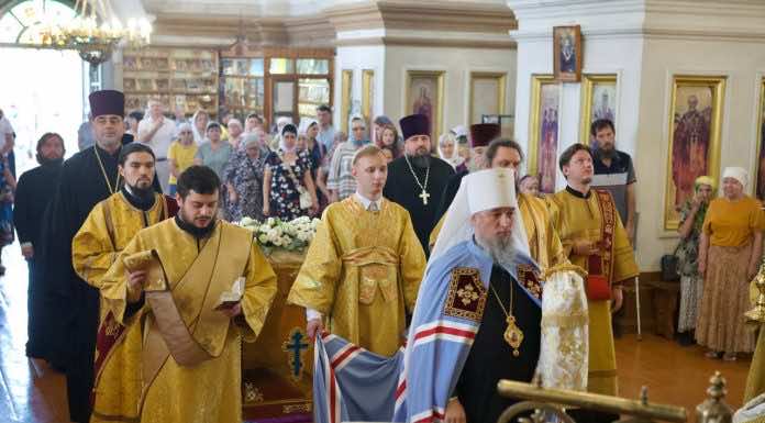 Митрополит Василий совершил воскресную Литургию в Вознесенском храме станицы Пластуновской