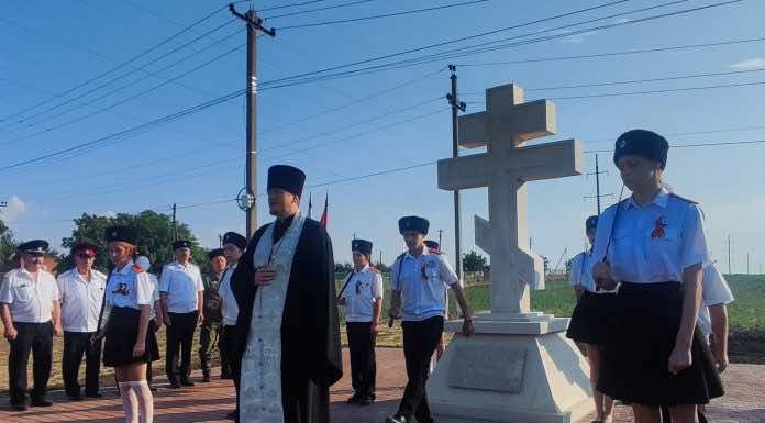 В станице Васюринской установлен и освящен поклонный крест
