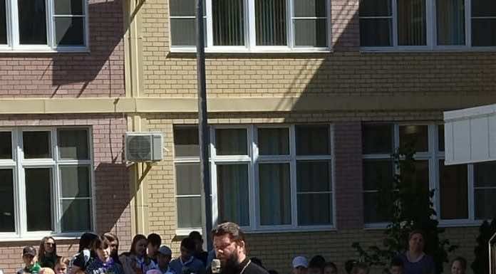 Священник посетил торжество, посвященное Дню государственного флага