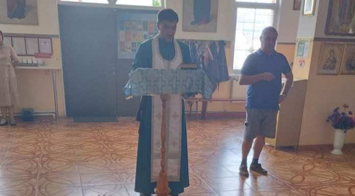 Иерей Давид Кочаров освятил посылку для СВО