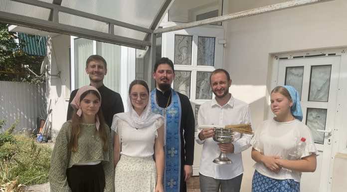 Священнослужители и молодёжь храма Сергия Радонежского посетили пансионат для пожилых людей