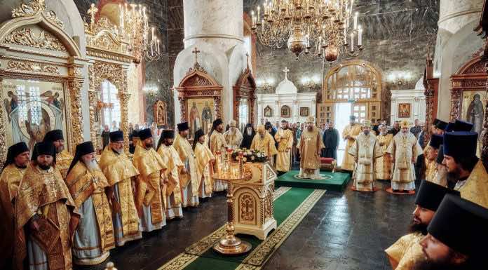 Митрополит Василий с сонмом Архипастырей совершил Божественную Литургию в Успенском соборе Астрахани